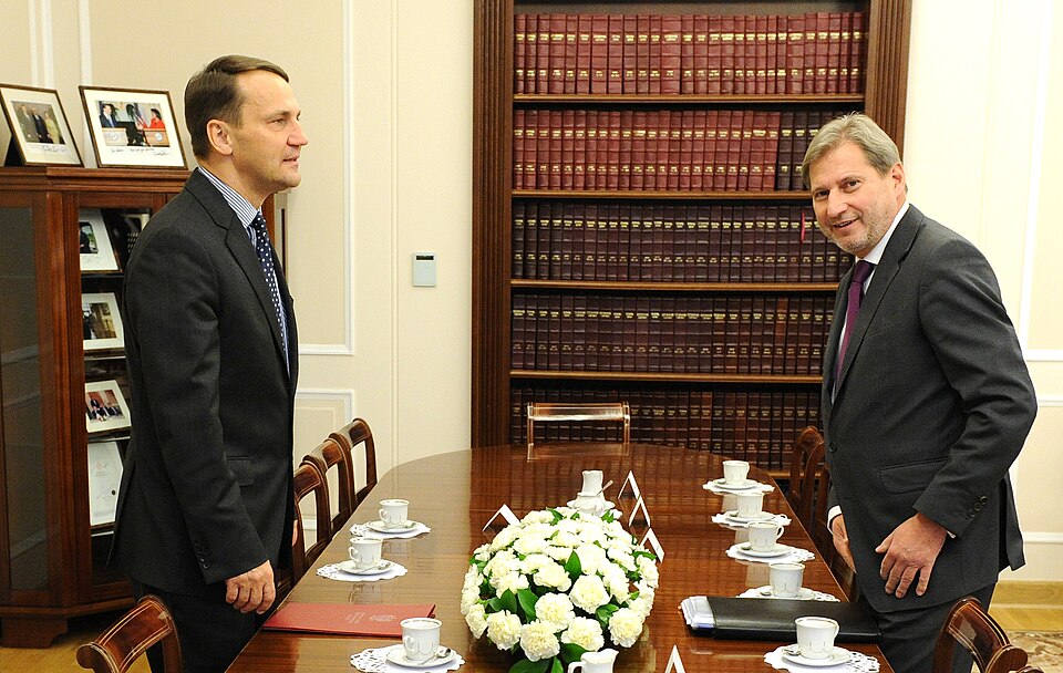 Zdjęcie ilustracyjne: Visit of Johannes Hahn, to Poland (P-027186-00-19).jpg