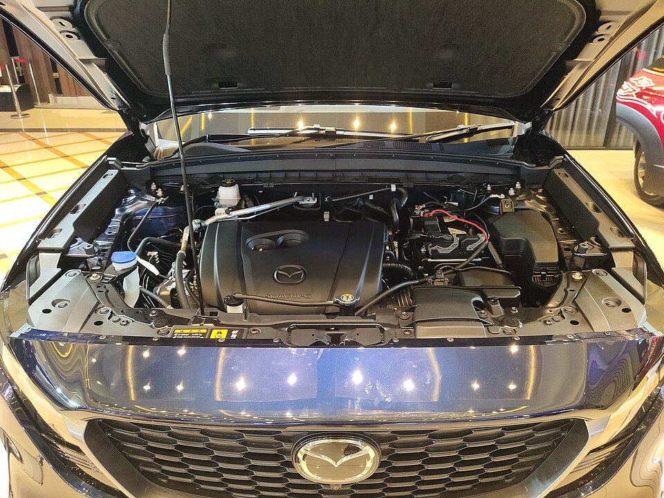 Zdjęcie ilustracyjne: Front look of Mazda CX-5 with engine hood opened during GIIAS 2026 in Bandung 20260911 180055.jpg