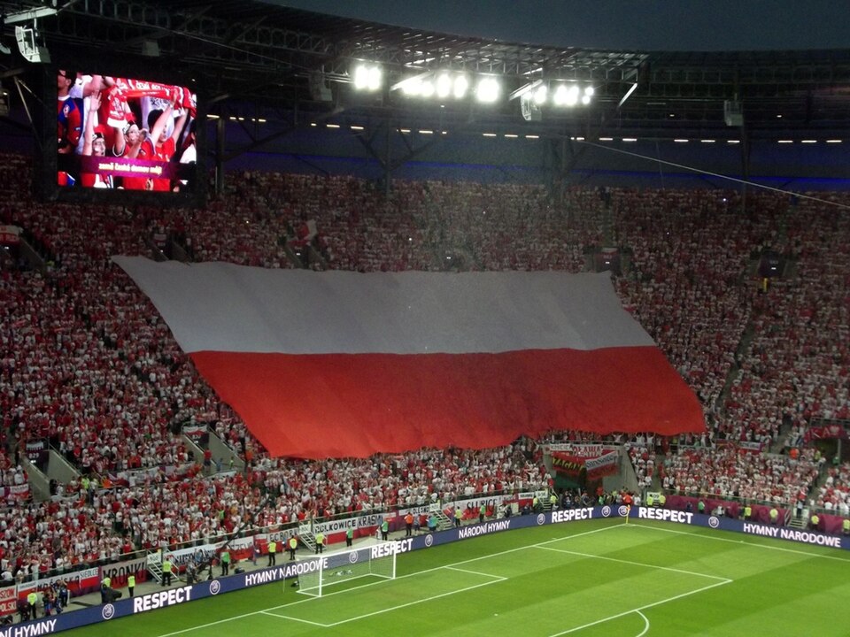 Zdjęcie ilustracyjne: Polish anthem and flag.jpg