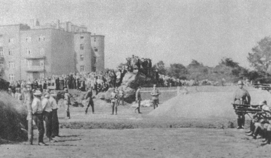 Zdjęcie ilustracyjne: Public execution of Poles, Sosnowiec city, German-occupied Poland, 1939.jpg