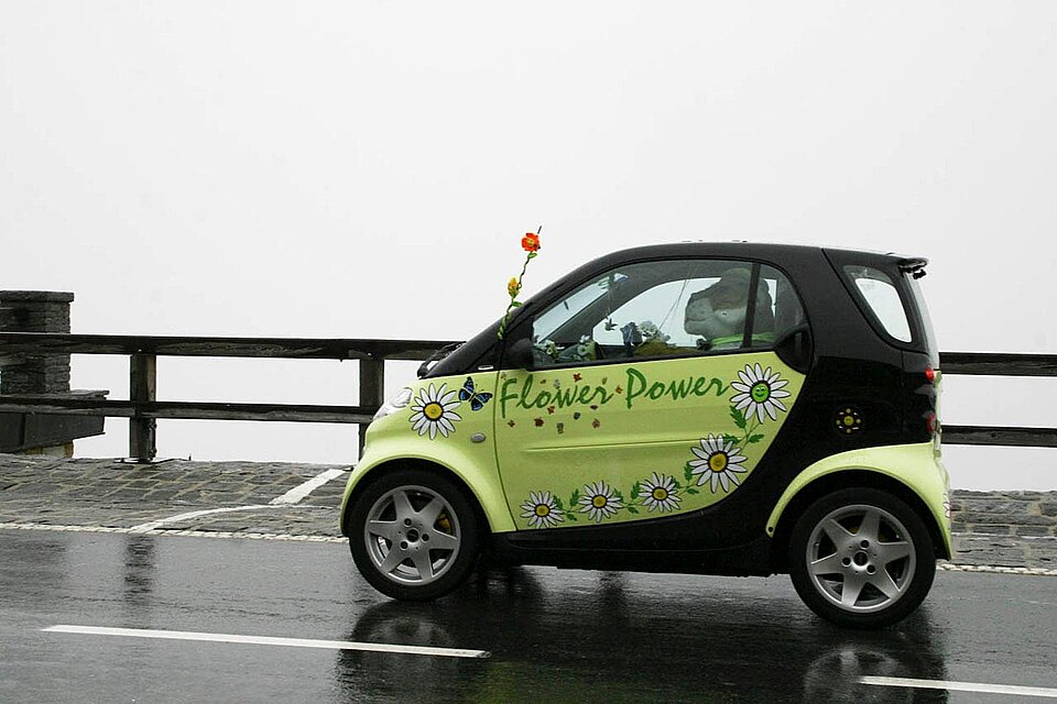 Zdjęcie ilustracyjne: Modern small car.jpg