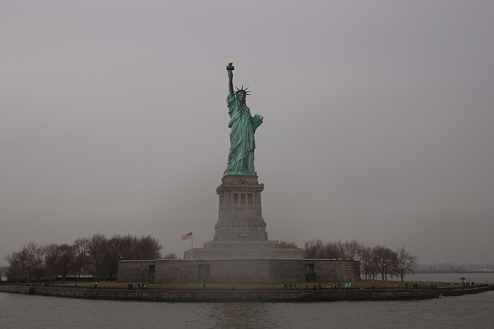 Zdjęcie ilustracyjne: Statue of liberty pedestal and liberty island.jpg