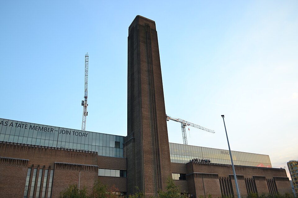 Zdjęcie ilustracyjne: Tate Modern exterior, 10 August 2012.jpg