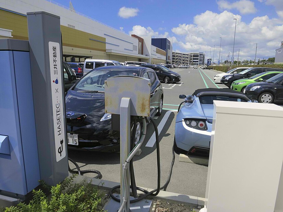 Zdjęcie ilustracyjne: Electric Vehicle recharging station.jpg