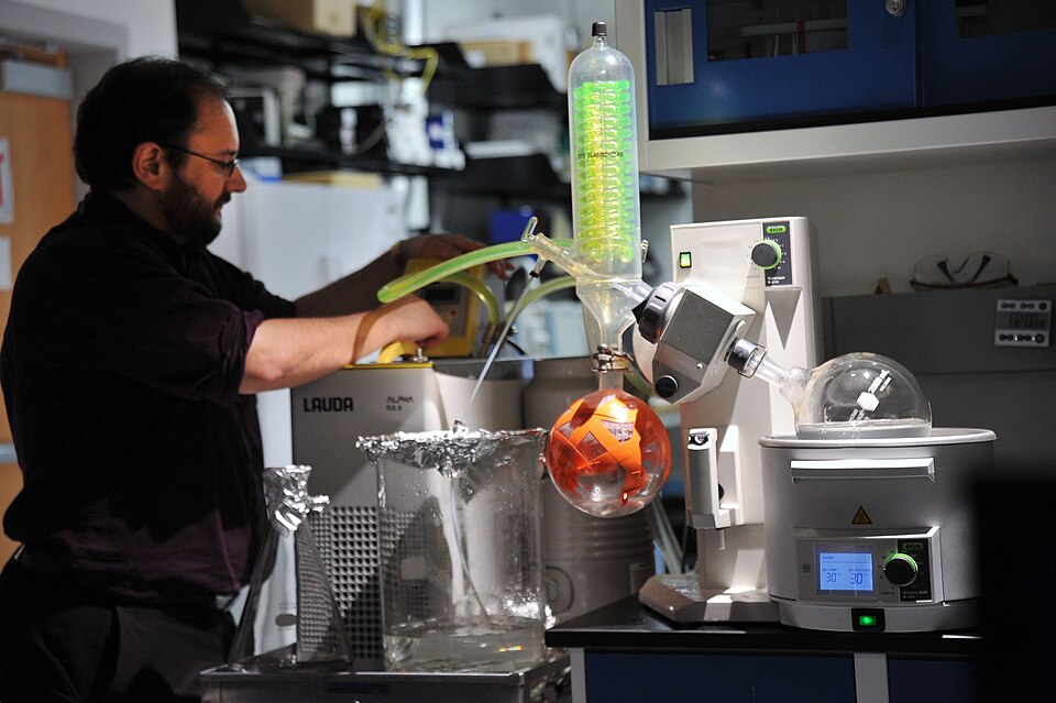 Zdjęcie ilustracyjne: Scientist of the Astrochemistry Laboratory works with a Rotary evaporator inside the Goddard Astrobiology Analytical Laboratory. Rotary evaporator is used to dry down Antarctic ice samples.jpg