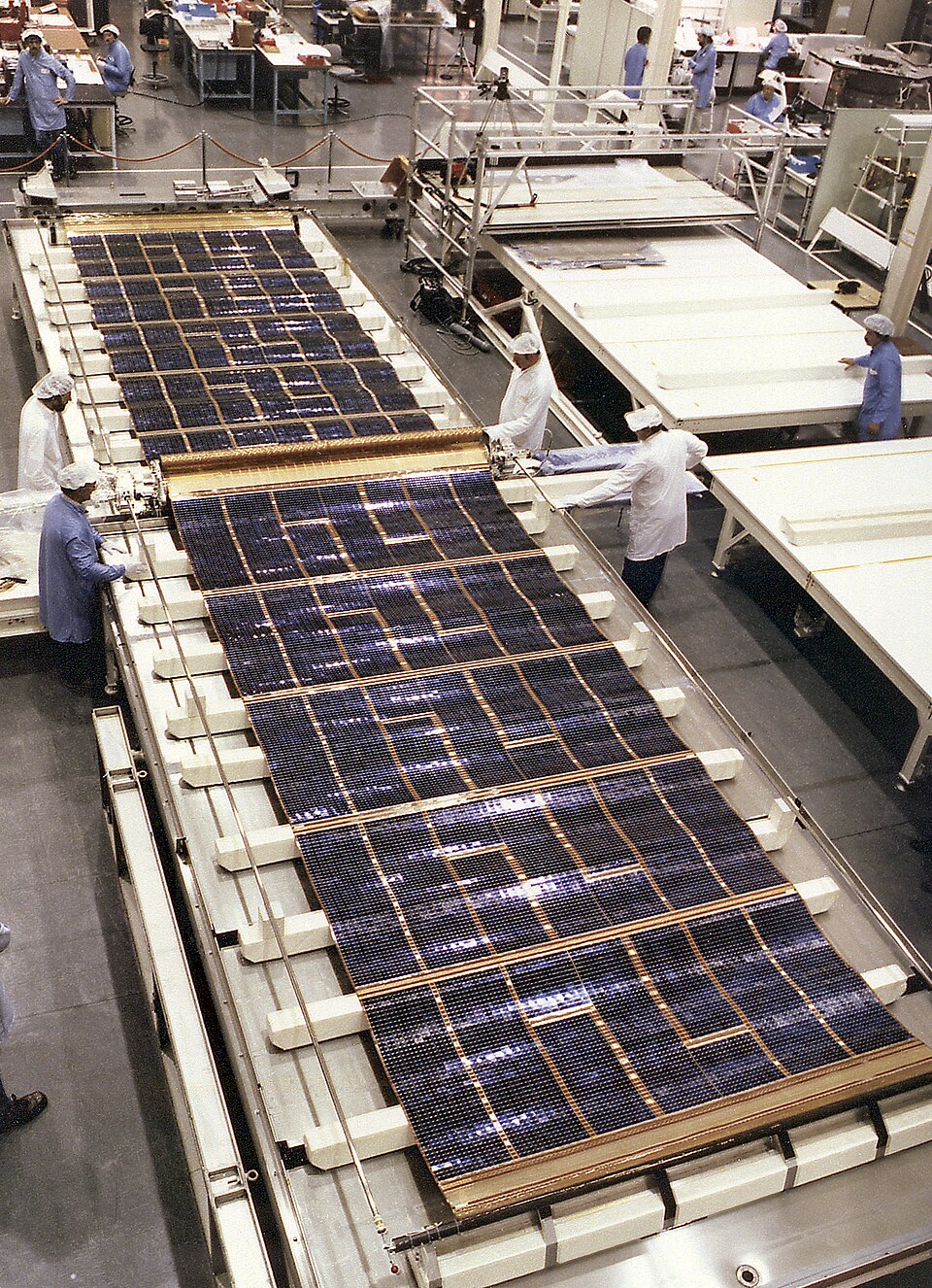 Zdjęcie ilustracyjne: Deployment test of the solar arrays of the Hubble Space Telescope in 1985 8559965.jpg