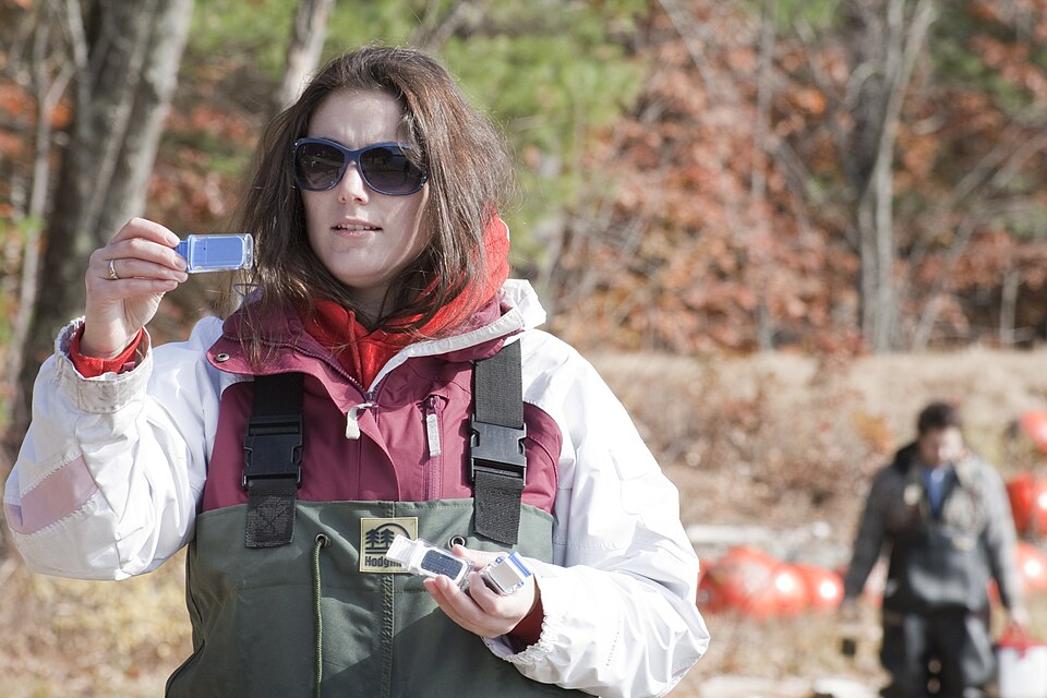 Zdjęcie ilustracyjne: Biology students get great field experience through ecology, aquatic microbiology, labs, internships, and more! (5140080879).jpg