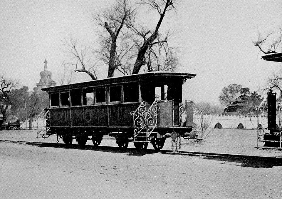 Zdjęcie ilustracyjne: Buddhist Temple and Modern Tram Car.jpg
