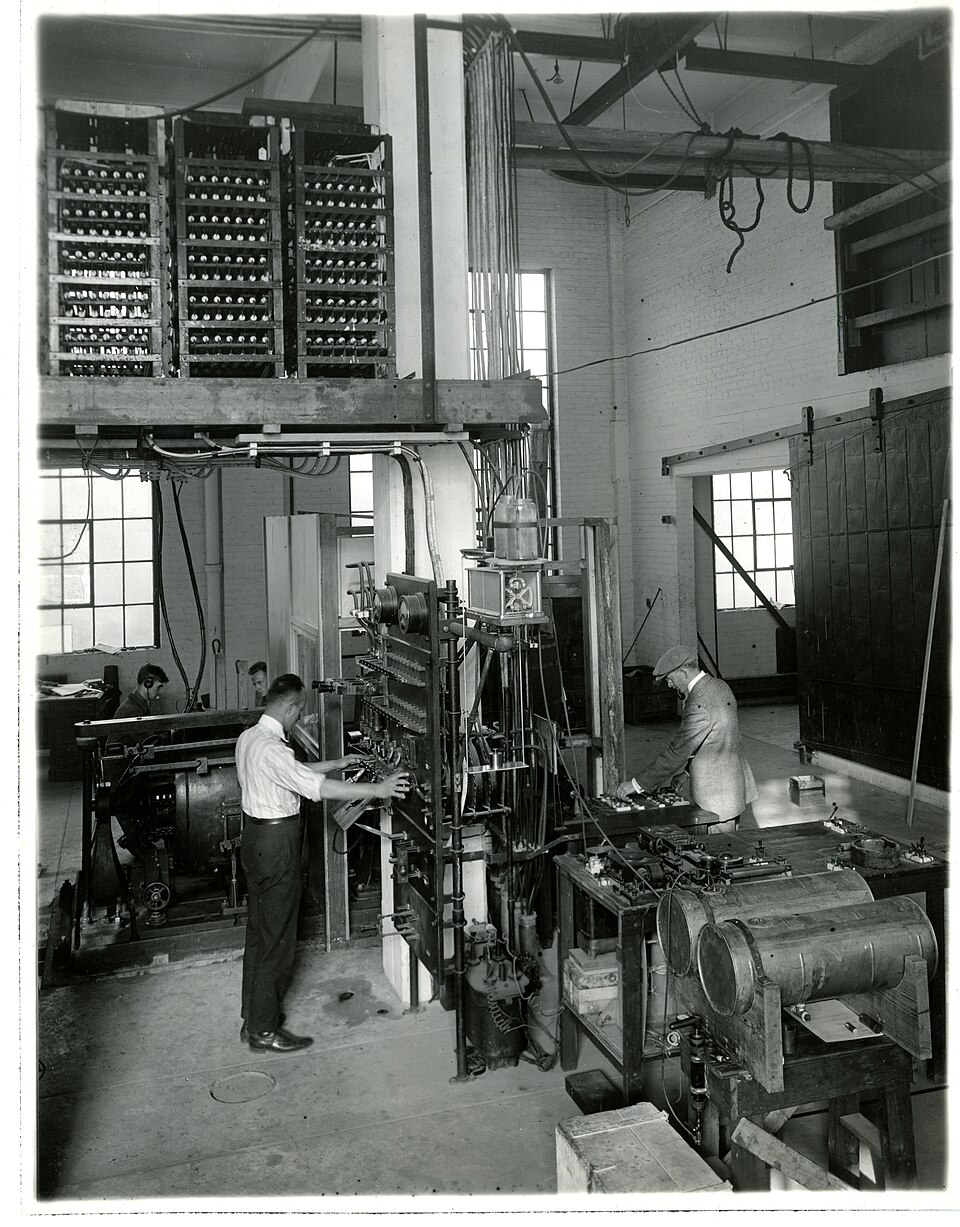 Zdjęcie ilustracyjne: Dynamometer measuring apparent flame velocity in an engine cylinder in the Dynamometer Laboratory at NBS.jpg