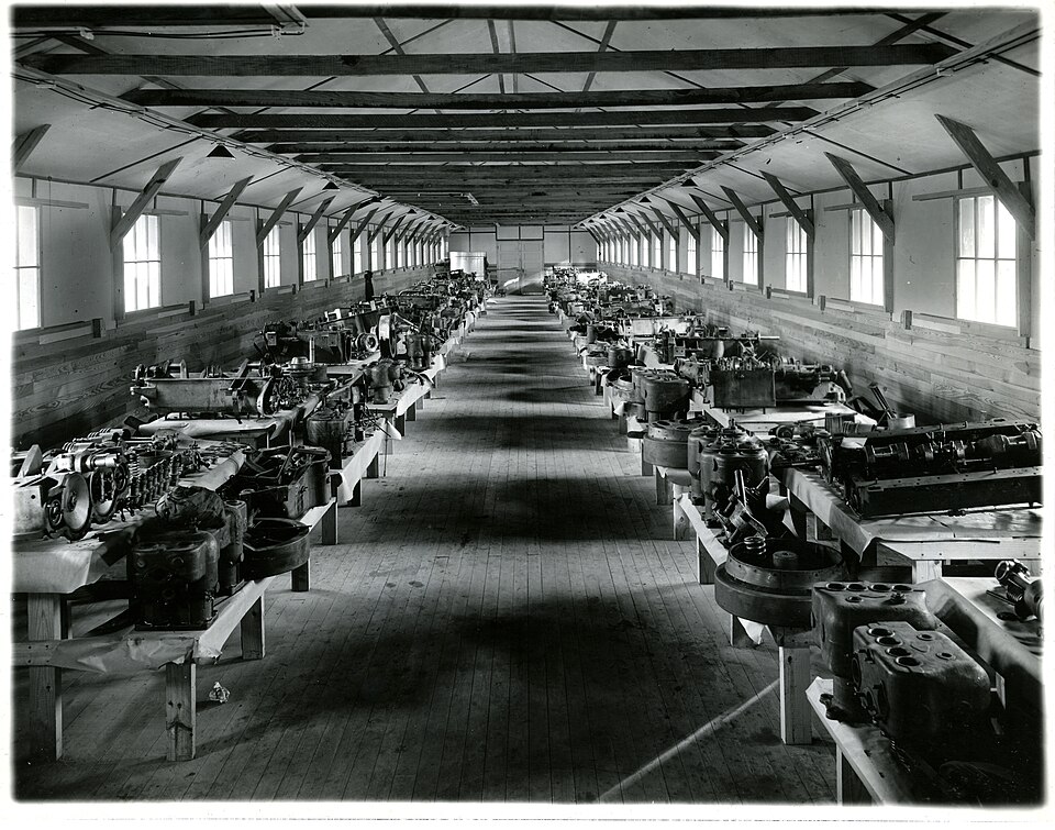 Zdjęcie ilustracyjne: Collection of approximately fifty engines from German motor transports captured during World War I.jpg