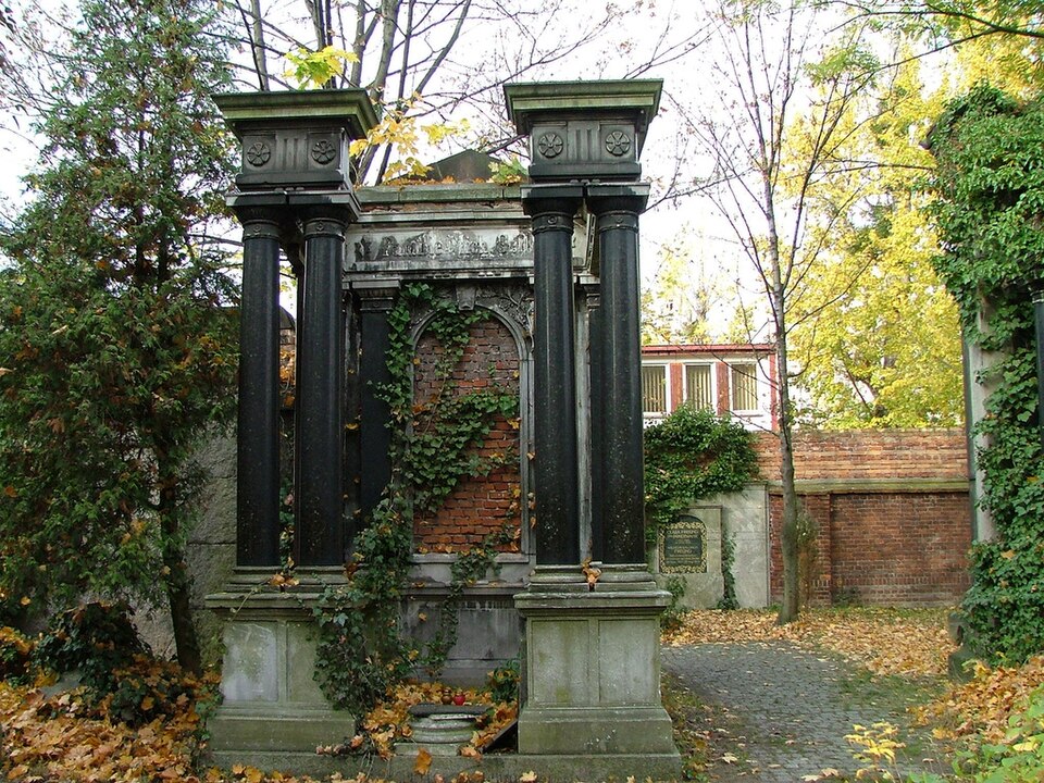 Zdjęcie ilustracyjne: Old Jewish Cemetery of Wroclaw (Poland) - German Grave18.jpg