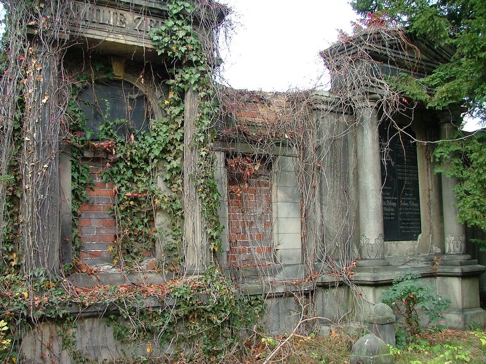 Zdjęcie ilustracyjne: Old Jewish Cemetery of Wroclaw (Poland) - German Grave25.jpg
