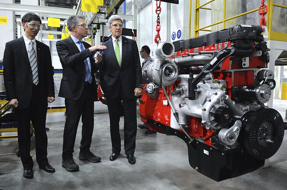 Zdjęcie ilustracyjne: Secretary Kerry Tours Chinese Automotive Factory (12538003213).jpg