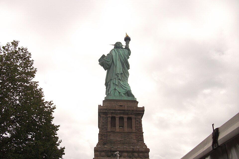 Zdjęcie ilustracyjne: Statue of Liberty back shot.JPG