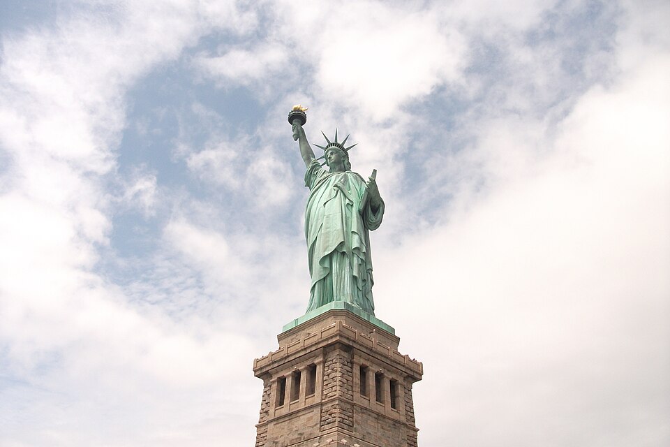 Zdjęcie ilustracyjne: Statue of Liberty diagonal front shot.JPG