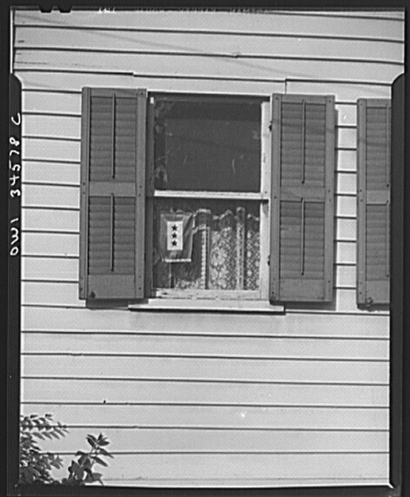 Zdjęcie ilustracyjne: A service flag in a home in the Polish section 8d39961v.jpg