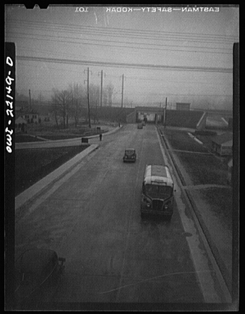 Zdjęcie ilustracyjne: Highway outside the Glenn L. Martin plant with cars 8d15864v.jpg