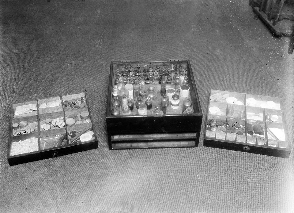 Zdjęcie ilustracyjne: Lister's experimental medicine chest. Wellcome M0007761.jpg