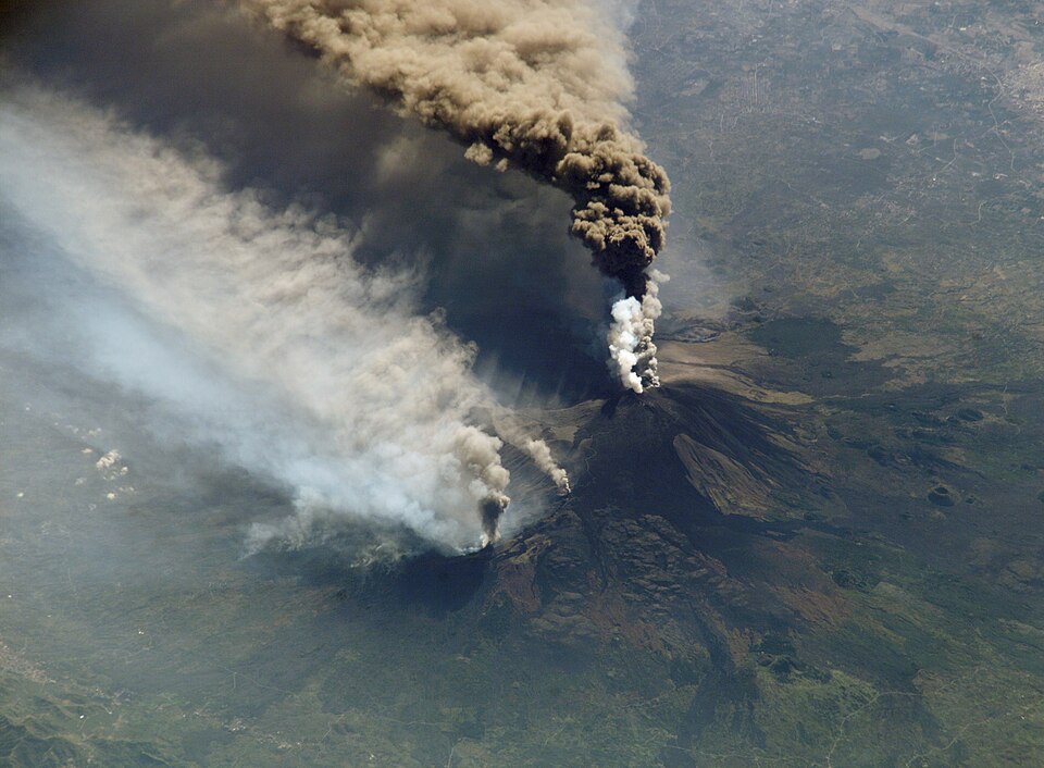 Zdjęcie ilustracyjne: Etna eruption seen from the International Space Station.jpg