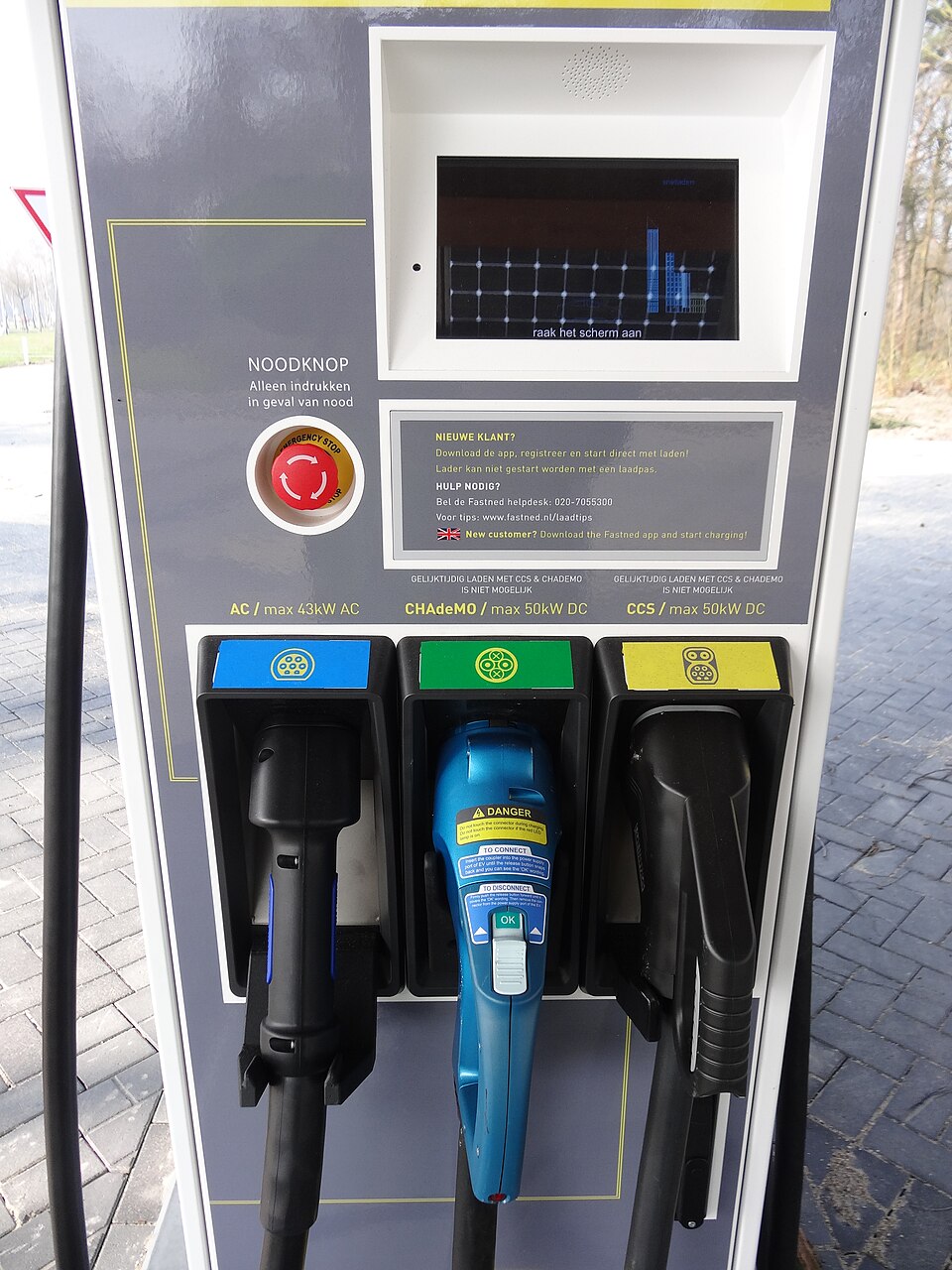 Zdjęcie ilustracyjne: Electric vehicle charging stations at motorway station on highway in the Netherlands 3.JPG
