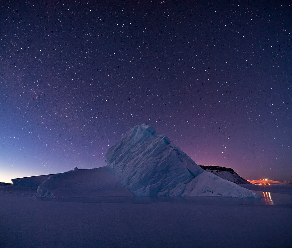 Zdjęcie ilustracyjne: Iceberg in North Star Bay, Greenland.jpg
