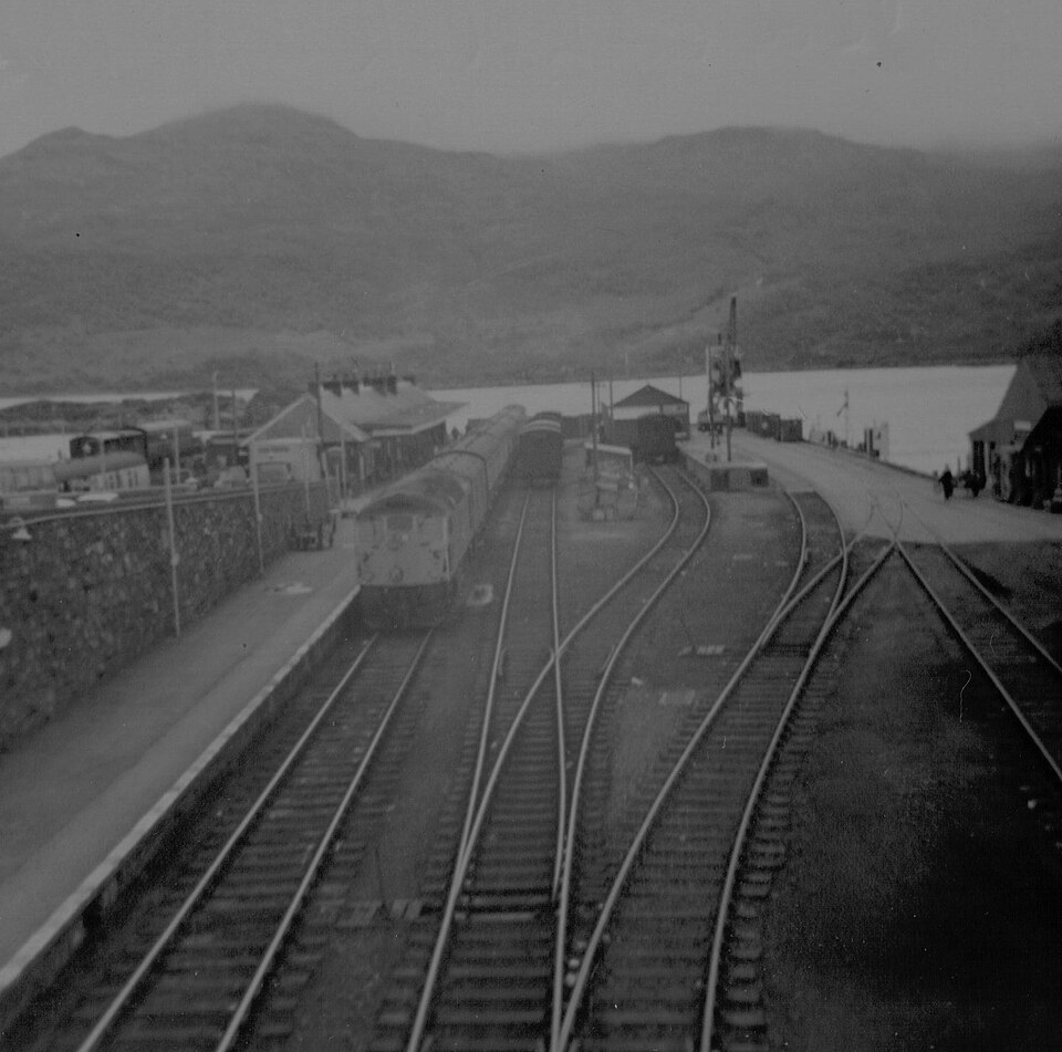 Zdjęcie ilustracyjne: Kyle of Lochalsh railway station, Scotland in 1970 001.jpg