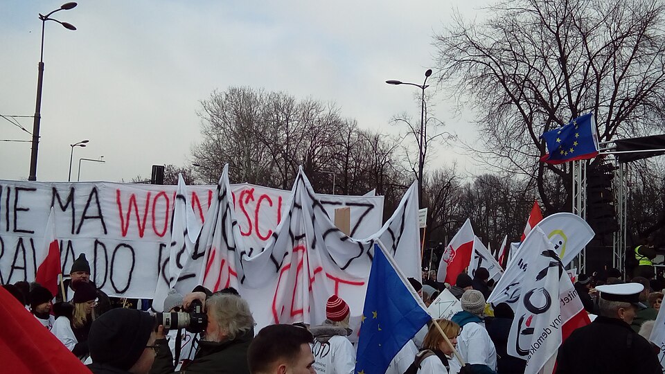 Zdjęcie ilustracyjne: Demonstracja KOD w obronie Lecha Wałęsy 04.JPG