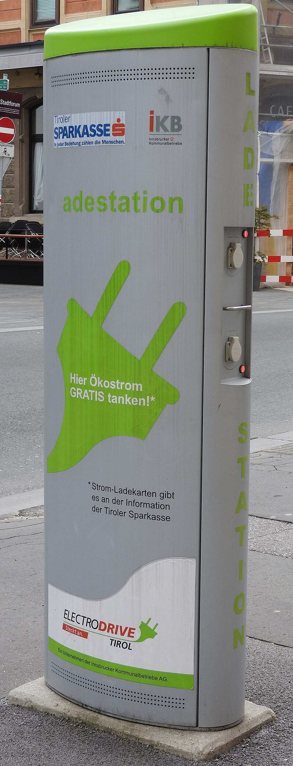 Zdjęcie ilustracyjne: Electric vehicle charging station Innsbruck.JPG