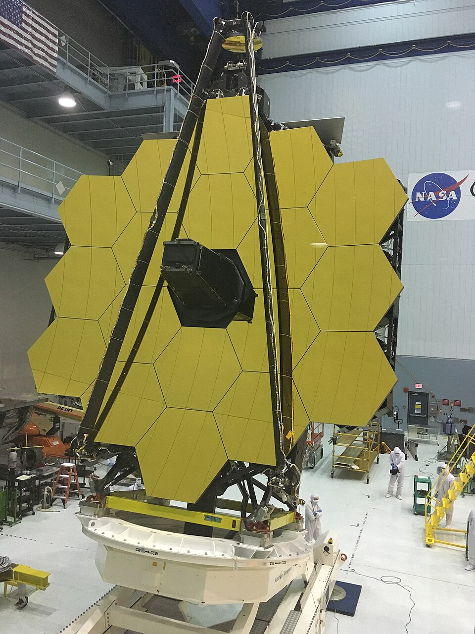 Zdjęcie ilustracyjne: James Webb Space Telescope Revealed (26559426890).jpg