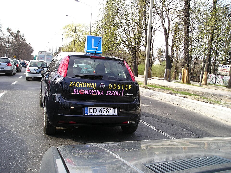 Zdjęcie ilustracyjne: Drivers' school, Gdansk, Poland, 2009.jpg