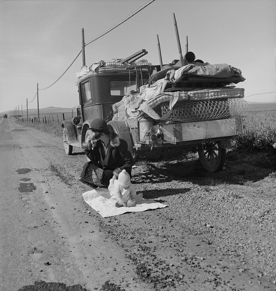 Zdjęcie ilustracyjne: Broke, baby sick, and car trouble! - Dorothea Langes photo of a Missouri family of five in the vicinity of Tracy, California.jpg