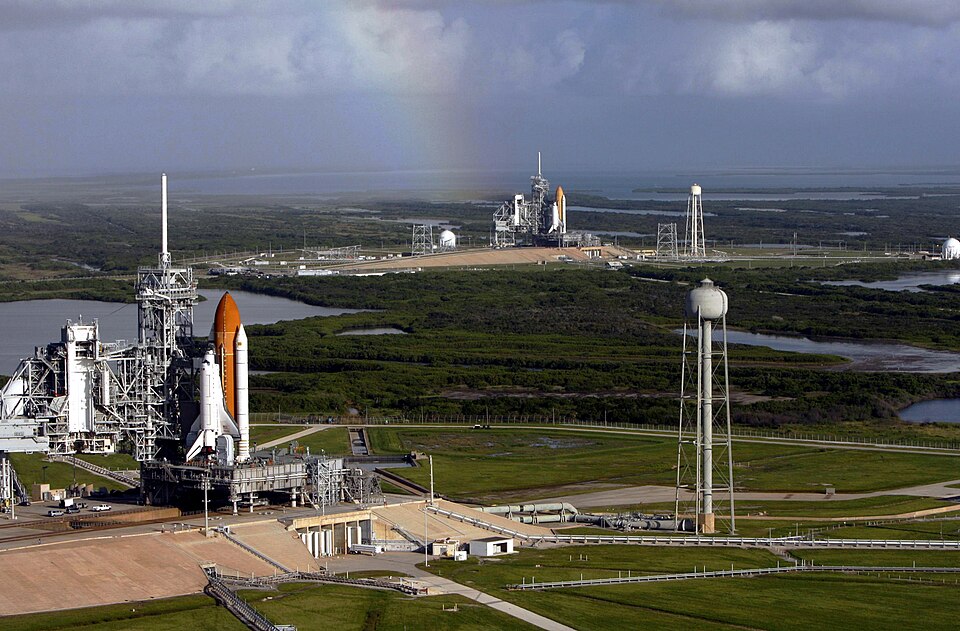 Zdjęcie ilustracyjne: Space shuttles Atlantis (STS-125) and Endeavour (STS-400) on launch pads.jpg