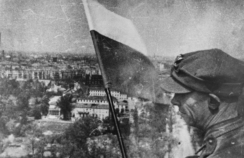 Zdjęcie ilustracyjne: Polish flag 1945 Berlin.jpg