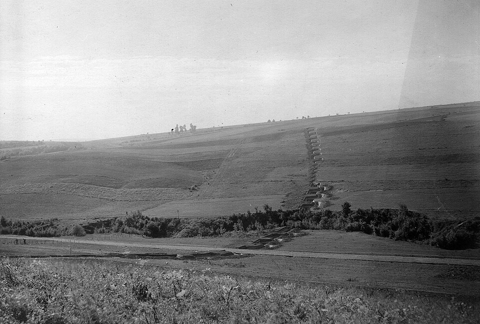 Zdjęcie ilustracyjne: Trench, First World War, field, hillside, landscape Fortepan 31769.jpg