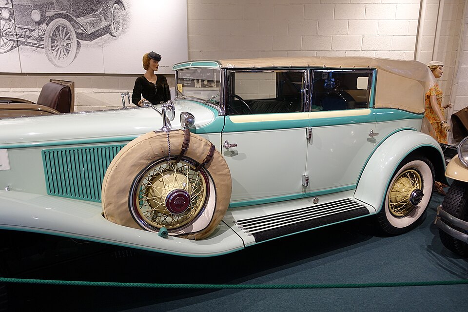 Zdjęcie ilustracyjne: Cord L-29 Phaeton, 1930, made by Auburn Automotive Co., Auburn, Indiana, 120 HP, water-cooled Lycoming straight 8 gasoline engine - Luray Caverns Car and Carriage Museum - Luray, Virginia - DSC01345.jpg