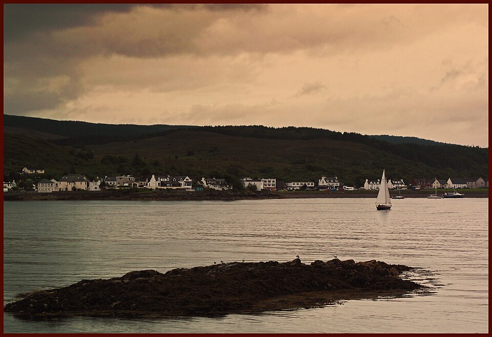 Zdjęcie ilustracyjne: Heading for shelter. Kyle of Lochalsh. - panoramio.jpg