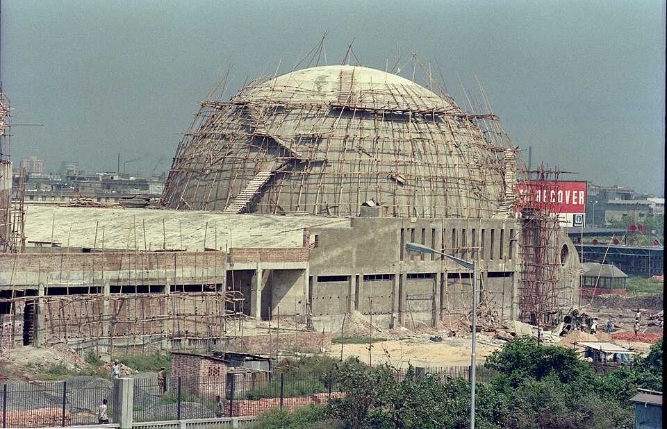 Zdjęcie ilustracyjne: Space Odyssey Under Construction - Science City - Calcutta 1996-March 301.JPG