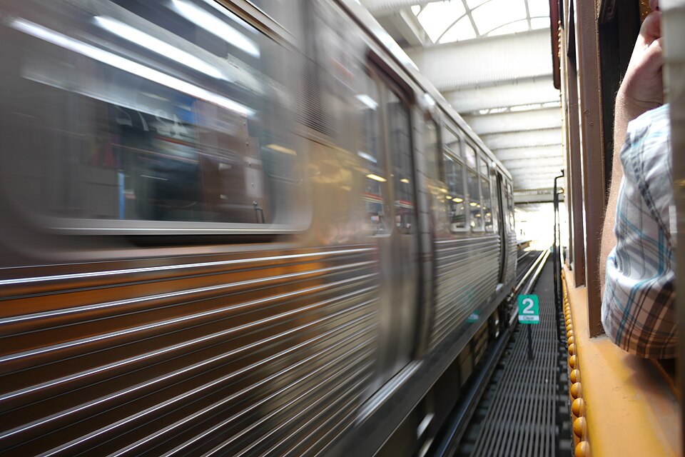 Zdjęcie ilustracyjne: 4000-series 'L' car from 1924 running past a modern train (34978948062).jpg