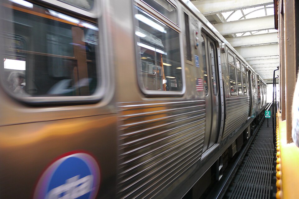 Zdjęcie ilustracyjne: 4000-series 'L' car from 1924 running past a modern train (35012878981).jpg
