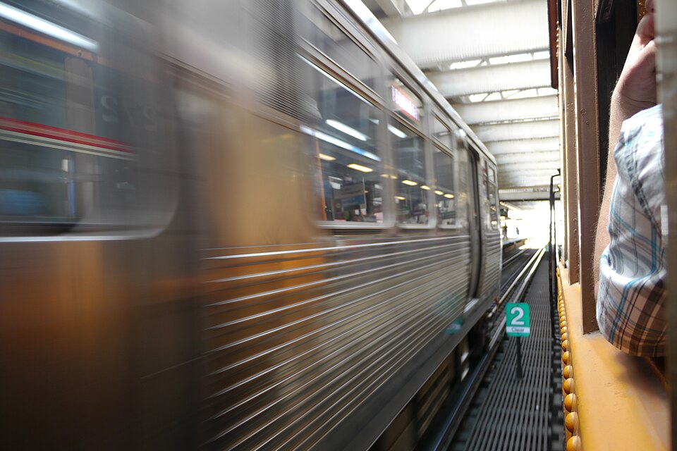 Zdjęcie ilustracyjne: 4000-series 'L' car from 1924 running past a modern train (34333702933).jpg