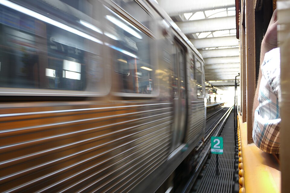 Zdjęcie ilustracyjne: 4000-series 'L' car from 1924 running past a modern train (34333707483).jpg