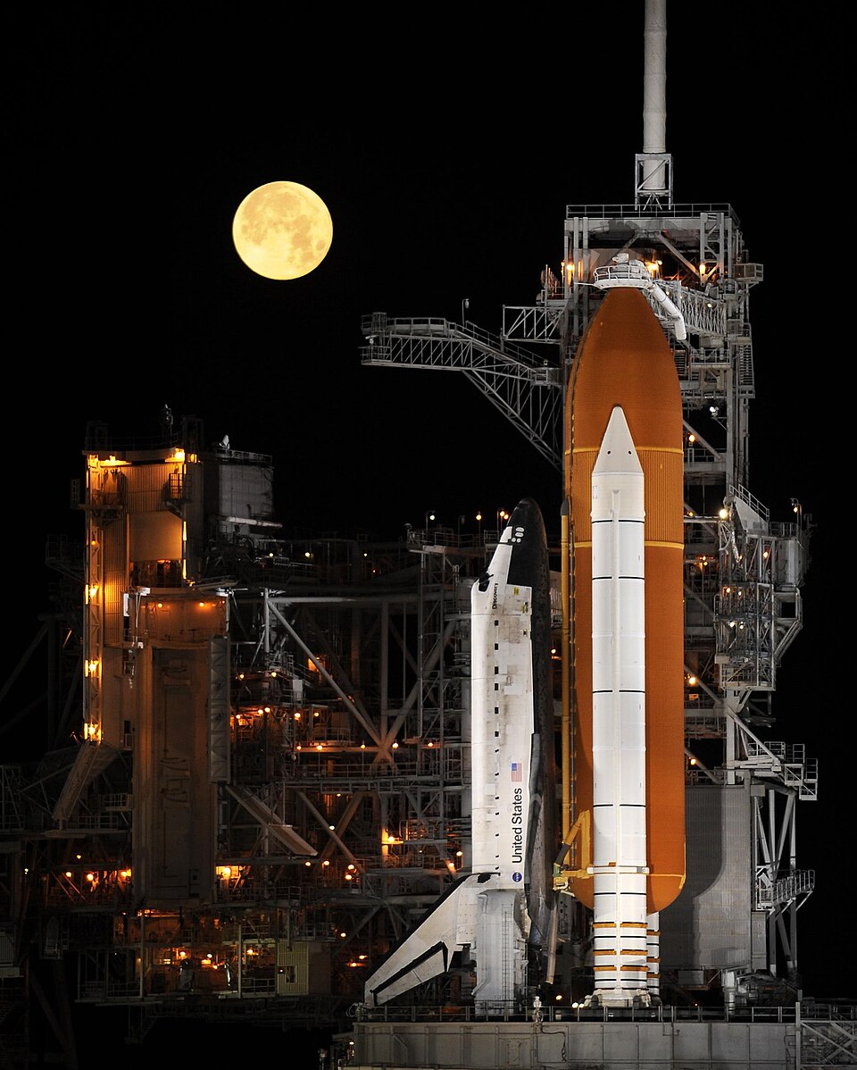 Zdjęcie ilustracyjne: Space Shuttle Discovery under a full moon, 03-11-09.jpg