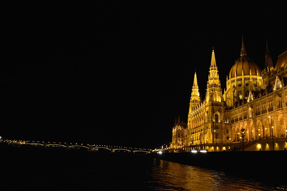 Zdjęcie ilustracyjne: Hungarian Parliament Building at night, Danube side, Budapest, CSC 1044.jpg