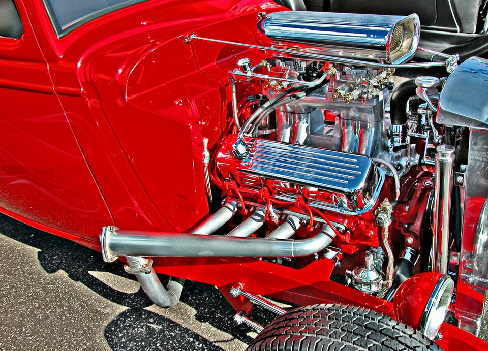 Zdjęcie ilustracyjne: Modern Engine in an Old Car (906082531).jpg