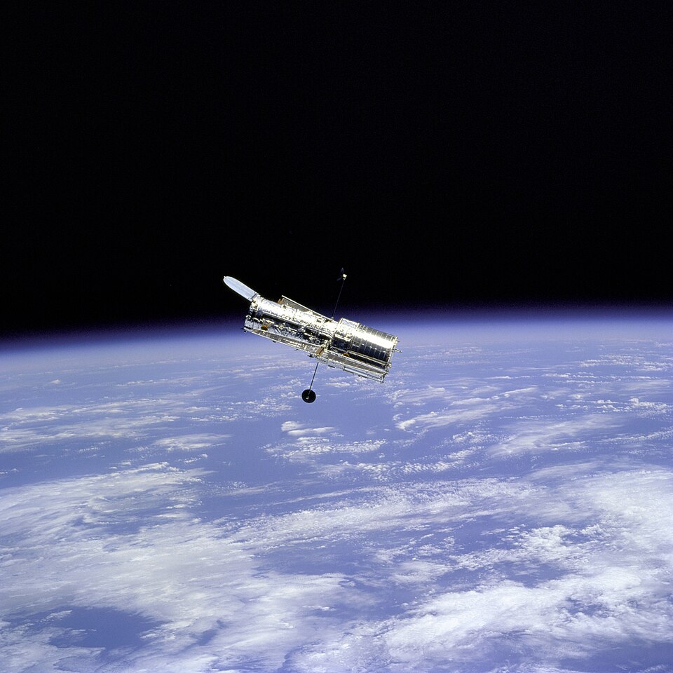 Zdjęcie ilustracyjne: Hubble Space Telescope and Earth Limb - GPN-2000-001064.jpg