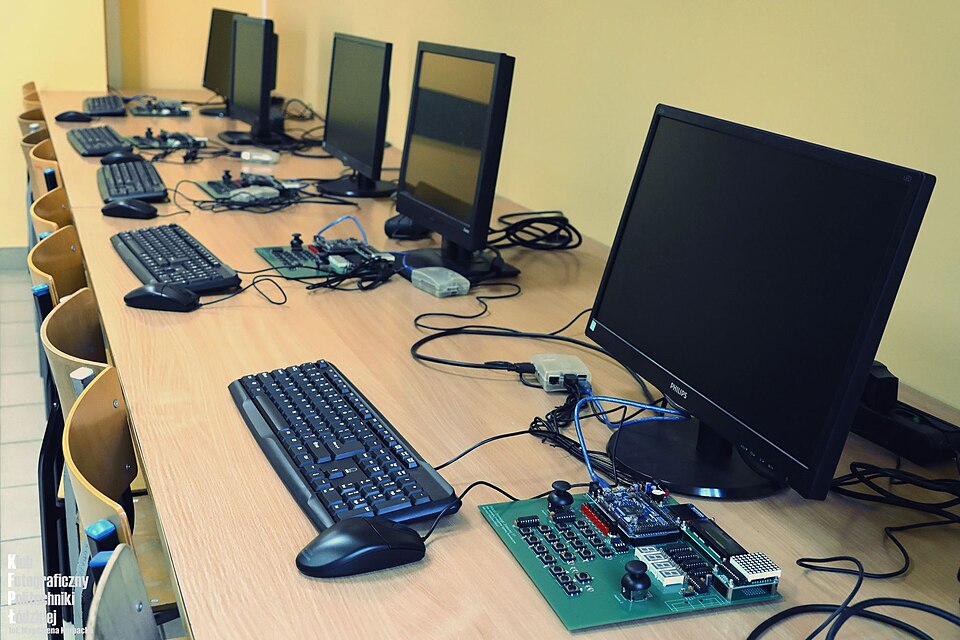 Zdjęcie ilustracyjne: Arduino Laboratory.jpg