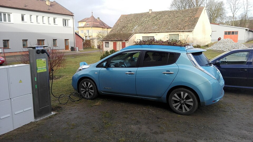 Zdjęcie ilustracyjne: Electric vehicle charging station in Černovice 1.jpg