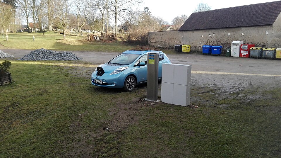 Zdjęcie ilustracyjne: Electric vehicle charging station in Černovice 2.jpg