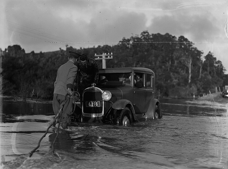 Zdjęcie ilustracyjne: Broken down car on flooded road (AM 87663-1).jpg