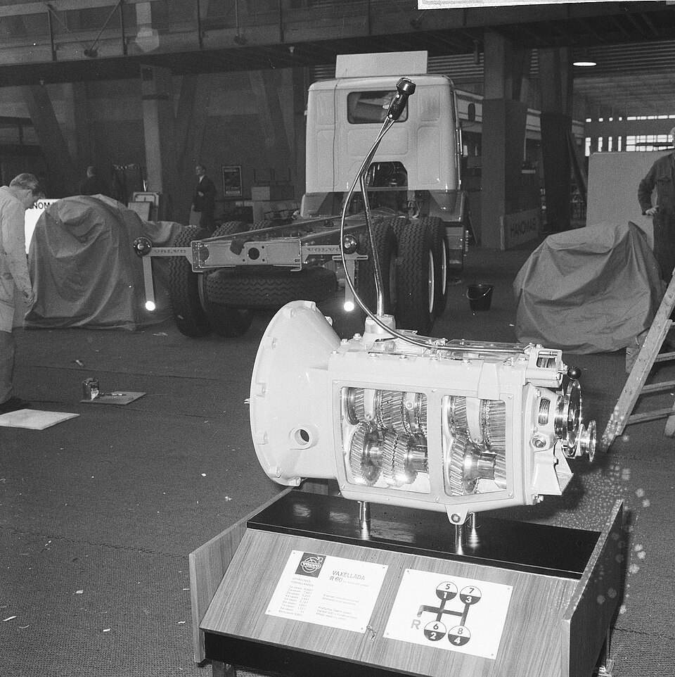 Zdjęcie ilustracyjne: Autotentoonstelling in RAI, bedrijfsautos, de acht-versnellingsbak van de VOLVO, Bestanddeelnr 918-7355.jpg